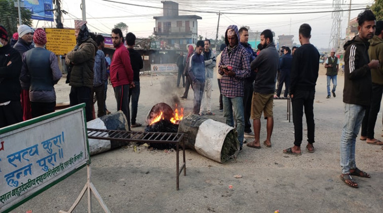 कैलालीमा युवकको हत्या प्रकरण : पूर्वपश्चिम राजमार्ग अवरुद्ध