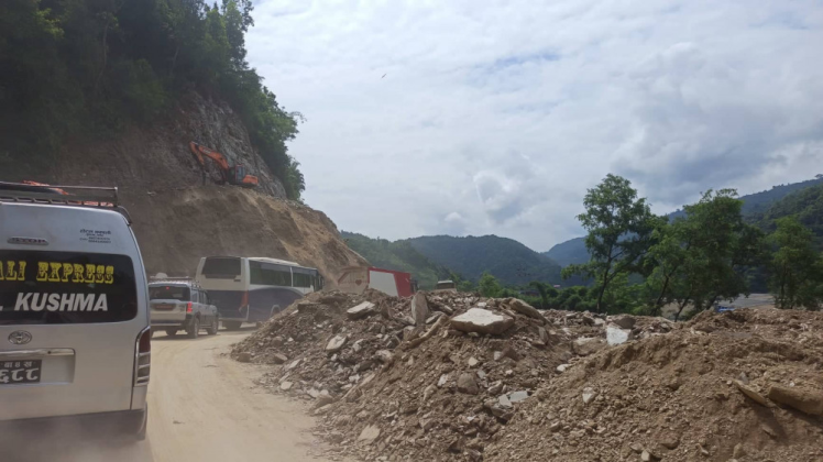 पहिराले पृथ्वी राजमार्गको याम्पा-आँबुखैरेनी सडक अवरुद्ध