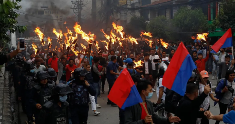 युवा संघद्वारा काठमाडौंमा मसाल जुलुस प्रदर्शन