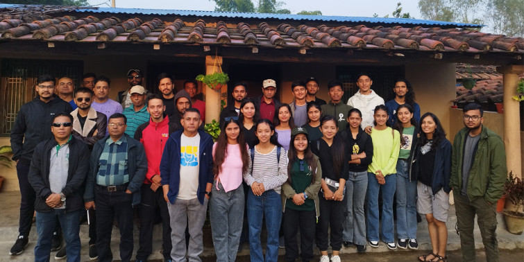 घरबासमा पर्यटकहरू भरिभराउ