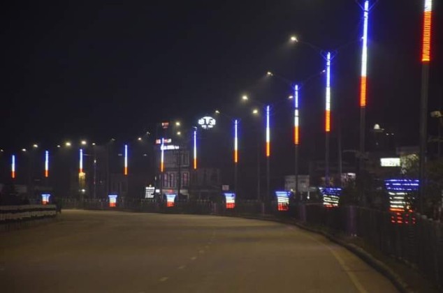 धनगढीको ६ लेन सडकमा स्ट्रीप लाइट जडान