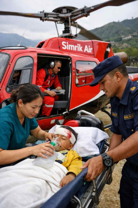 बागलुङमा छतबाट खसेका बालकको हेलिकप्टरमार्फत उद्धार