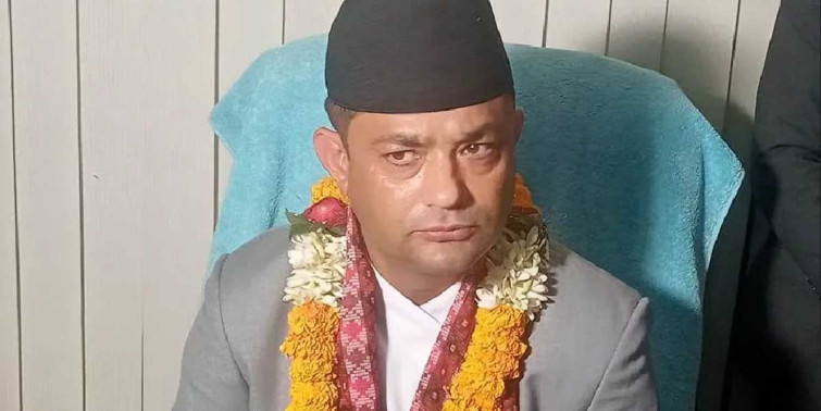 स्वास्थ्यमन्त्री गिरी दादुराको प्रकोप फैलिएको क्षेत्र जाँदै