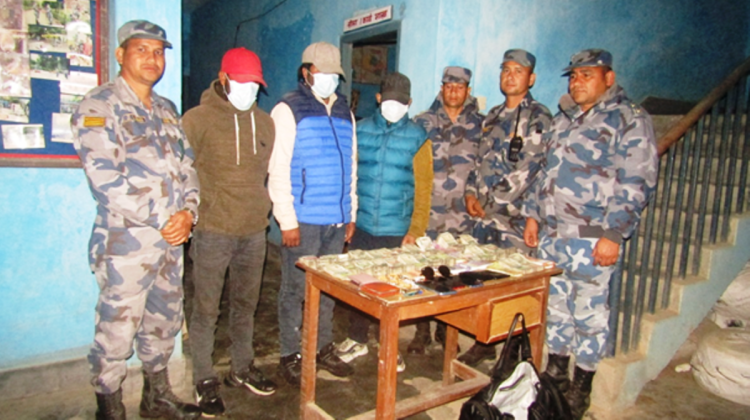 १५ लाख भारतीय रुपैयाँसहित तीन जना पक्राउ