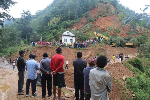 पहिरोले घर पुरिँदा एकै परिवारका तीनजनाको मृत्यु