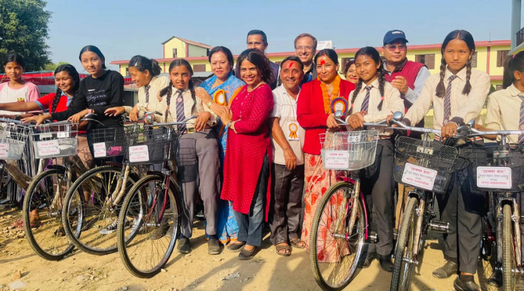 छात्रालाई साइकल वितरण