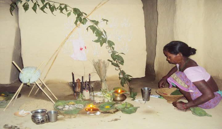 दसैँको अष्टमीको दिन थारु समुदाय ढिक्री पूजा गर्दै