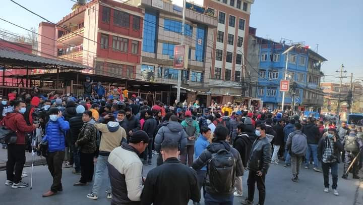 रवि लामिछानेको पक्षमा माइतीघरमा नाराबाजी गर्दै प्रदर्शन