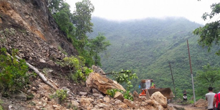 वर्षाका कारण देशभरका आठ राजमार्ग पूर्ण रूपमा अवरुद्ध