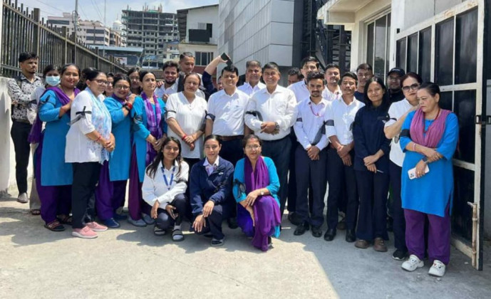 देशभरका कर्मचारी अनिश्चितकालीन आन्दोलनमा, कालोपट्टी बाँधेर सेवा प्रवाह