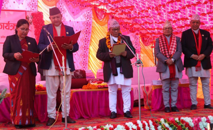 लुम्बिनी प्रदेशका मुख्यमन्त्री गिरीसँगै २ मन्त्रीले लिए शपथ 