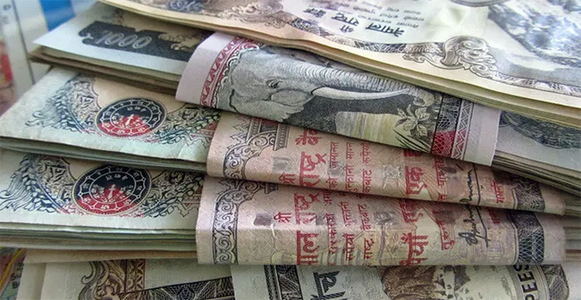 स्रोत नखुलेको ६ लाखभन्दा बढी नगद सहित दुई जना पक्राउ