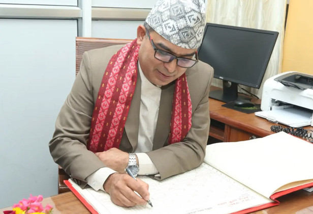 प्रतिनिधिसभाका नवनियुक्त सचिव प्रकाश अधिकारीले लिए शपथ, आजै सम्हाले पदभार