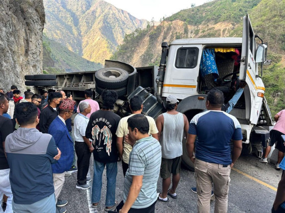 ट्रक पल्टिँदा मुग्लिन–नारायणगढ सडक अवरुद्ध