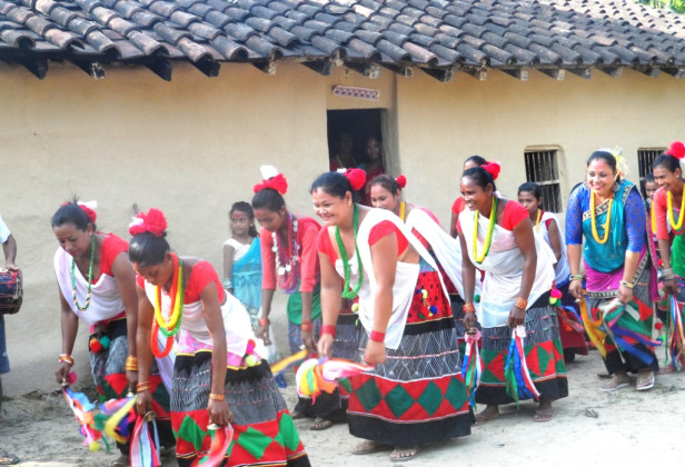 दशैमा थारु गाउँमा सखिया नाँचको रौनक
