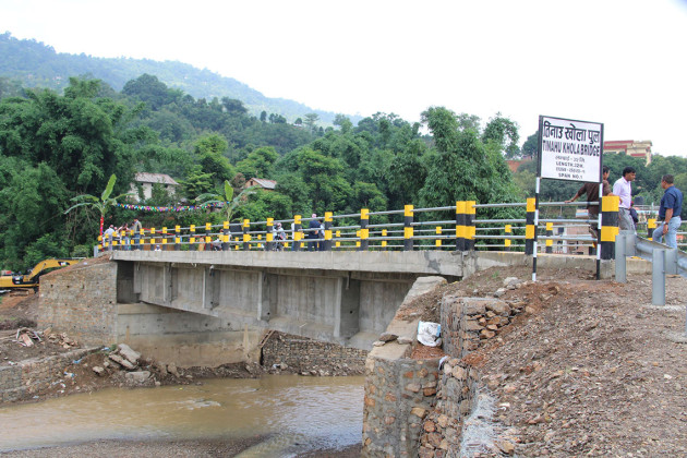 ठेकेदारको बदमासीका कारण तिनाउ खोलामा निर्मित पक्की पुल उच्च जोखिममा