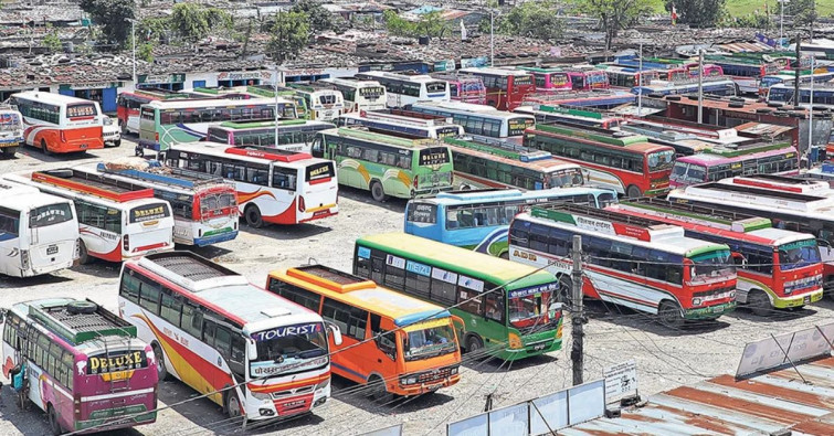 भारी वर्षापछि सुदूरपश्चिममा लामो दूरीका बस बन्द, यात्रु समस्यामा