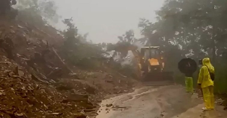 कान्ति लोकपथको बिरखेधारामा खसेको पहिरो हटाइयो, सडक खुल्यो