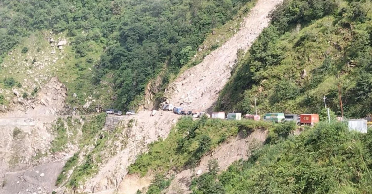 पृथ्वी राजमार्ग बन्द भएपछि त्रिभुवन राजपथमा पनि ‘टाइम कार्ड’, ठूला गाडीलाई रोक