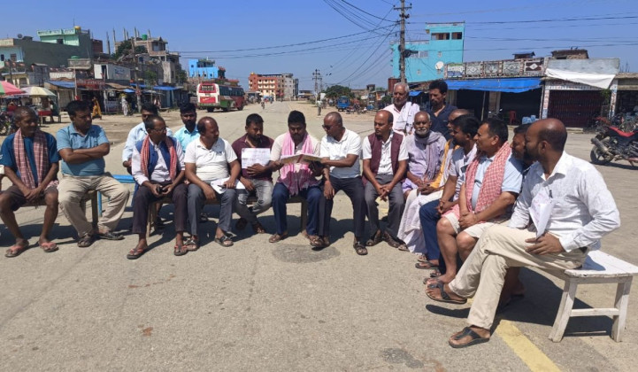 छोटी भन्सार बन्द गर्ने निर्णयविरुद्ध बरियारपट्टीमा प्रदर्शन, हुलाकी मार्ग अवरुद्ध