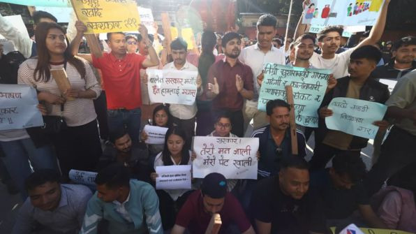 ग्यास छैन, चुलो बल्दैन : विद्यार्थीले घेर्‍यो आयल निगम