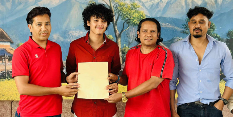 फिल्म खेल्दै टिकटकर आयूषसिंह ठकुरी  