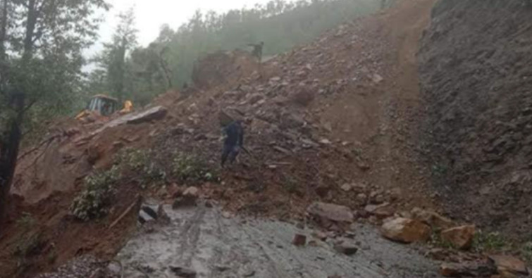 पहिरो खस्दा भीमदत्त राजमार्ग अवरुद्ध