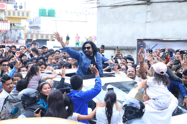 विराज भट्टको ‘क्रेज’ले हल भरिभराउ