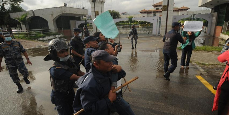 अर्थमन्त्री शर्माको राजीनामा माग गर्दै संसद भवन अगाडि प्रदर्शन