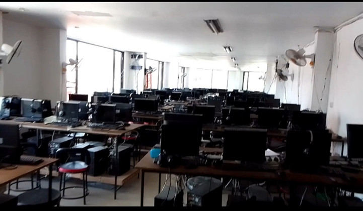 तिनकुनेकाे स्काइ वर्ल्ड सर्भिस सेन्टरमा प्रहरीको छापा