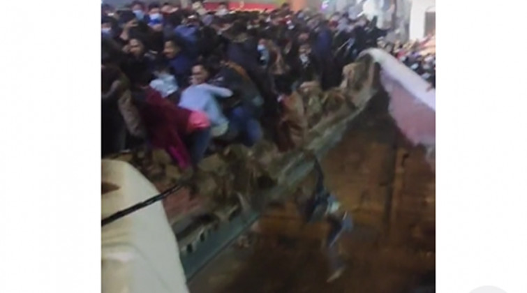 पशुपतिमा दर्शनार्थीको भार थेग्न नसक्दा पुलको पर्खाल भत्कियो, २ जना घाइते