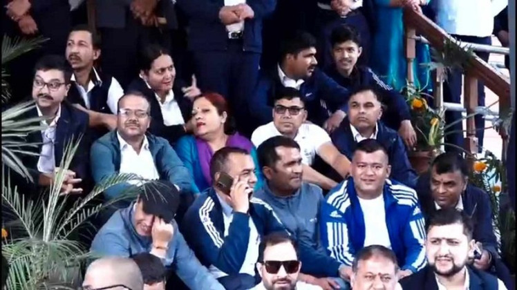 निजामती कर्मचारीले दिए सामान्य प्रशासन मन्त्रालयमा धर्ना