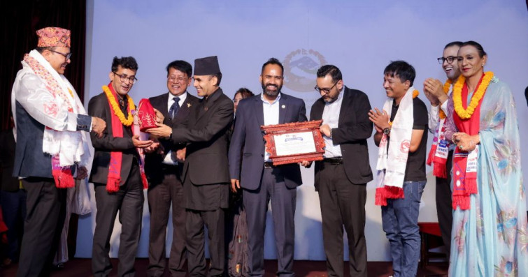 चलचित्र विकास बोर्डद्धारा ‘एलिफेन्ट्स इन द फग’को टोलीलाई २ लाख ५० हजार सहित सम्मान
