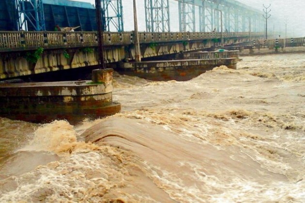 सप्तरी र सुनसरी दुवै जिल्लाका सुरक्षा प्रमुखहरू पुगे कोशी ब्यारेज, यस्तो छ अवस्था