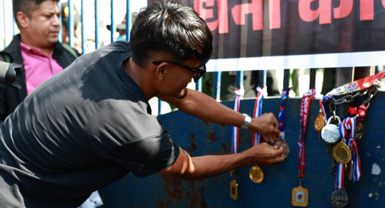 फुटबल खेलाडीहरूले एन्फालाई दिए आफ्नो मेडल उपहार