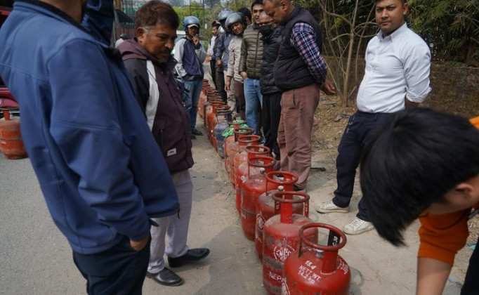 काठमाडौंका ग्यास डिपोमा उपभोक्ताको लाइन