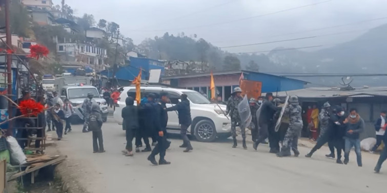 कोशी प्रदेशका मुख्यमन्त्री कार्की सवार गाडीमा तोडफोडको प्रयास