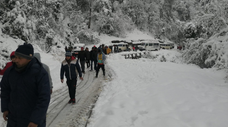 हिमपातका कारण अवरुद्ध बनेको भीमदत्त राजमार्ग सञ्चालनमा