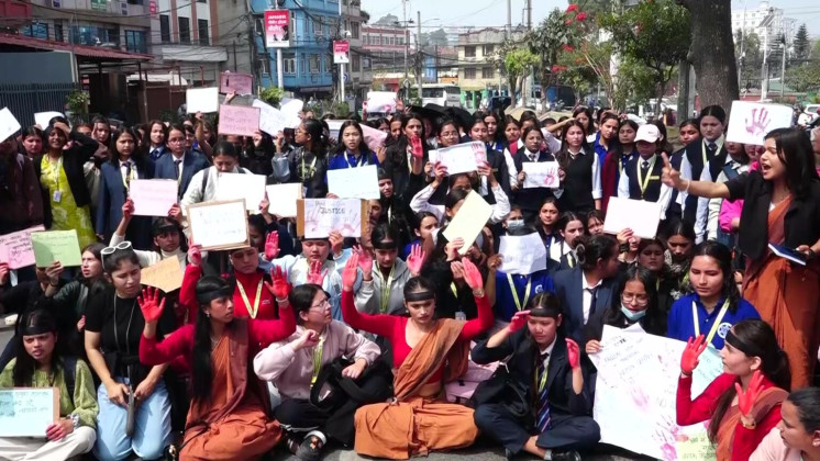 इनिशा विक हत्या  प्रकरणमा न्यायकाे माग राख्दै  विद्यार्थी सडकमा