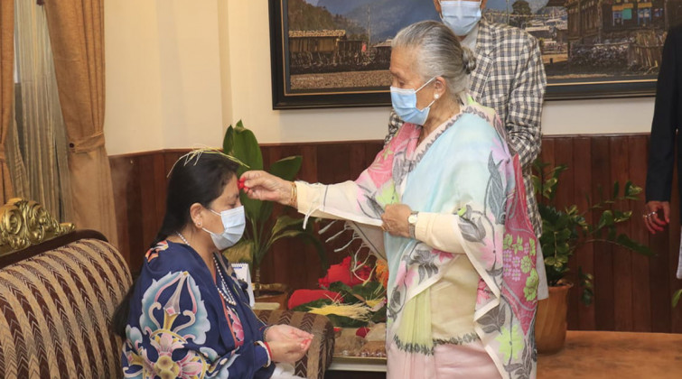 आज पनि मान्यजनबाट दशैँको टीका लगाइँदै