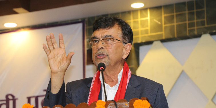 मुख्यमन्त्री पाण्डे राजीनामा दिँदै 