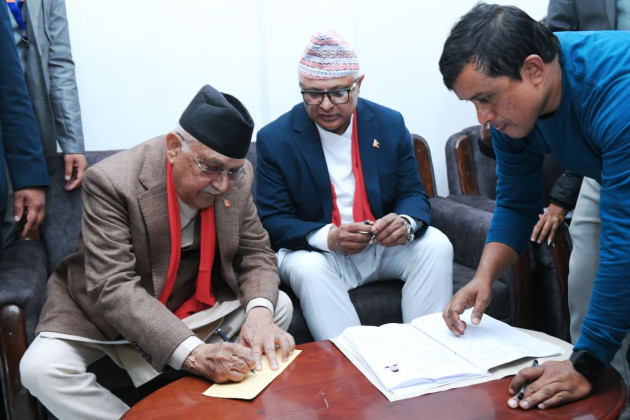 झापा–५ मा ओलीले गरे उम्मेदवारी दर्ता