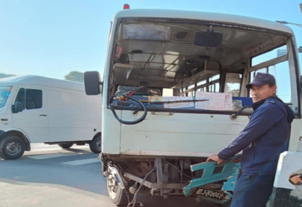 तीन वटा गाडी ठोक्किँदा एक जनाको ज्यान गयो, तीन घाइते