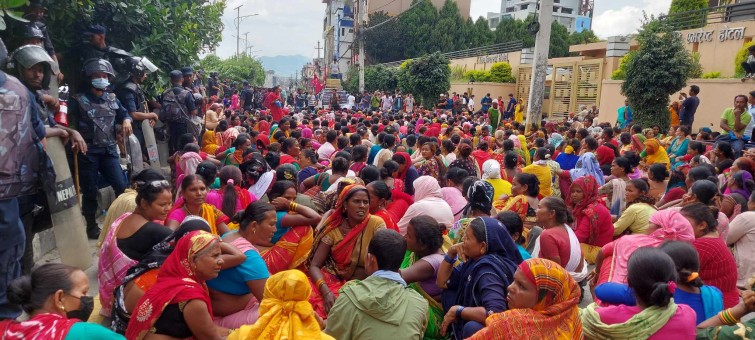 लघुवित्त पीडितद्वारा संसद्‌ भवन बाहिर प्रदर्शन 