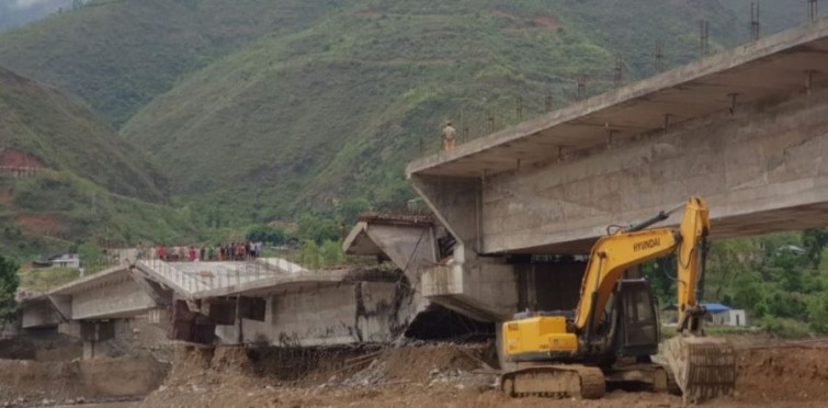 मन्थलीमा निर्माणाधीन पक्की पुल दोस्रो पटक भाँचियो  