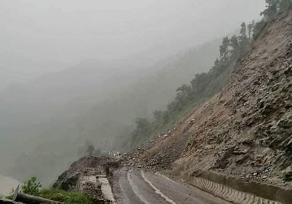 पृथ्वी राजमार्गमा सडक भाँसिदा यातायात अवरुद्ध