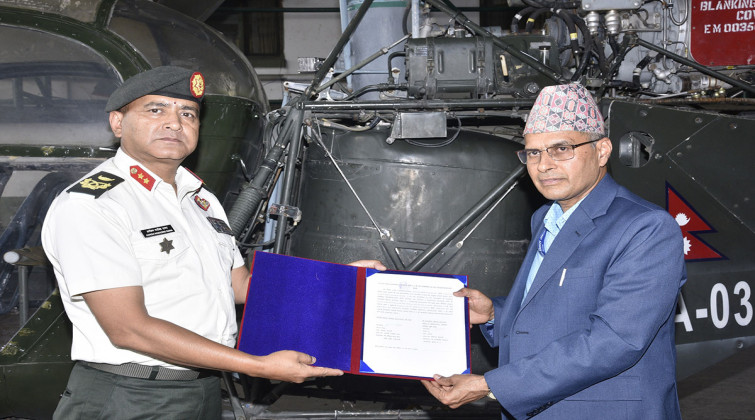 नेपाली सेनाले दियो मनमोहन प्राविधिक विश्वविद्यालयलाई हेलिकप्टर