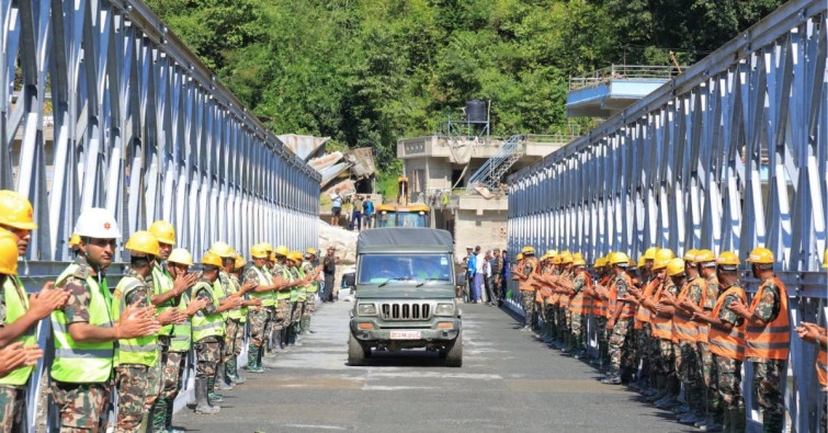 फलाकु खोलामा सेनाले जडान गर्‍यो ४० टन क्षमताको पुल