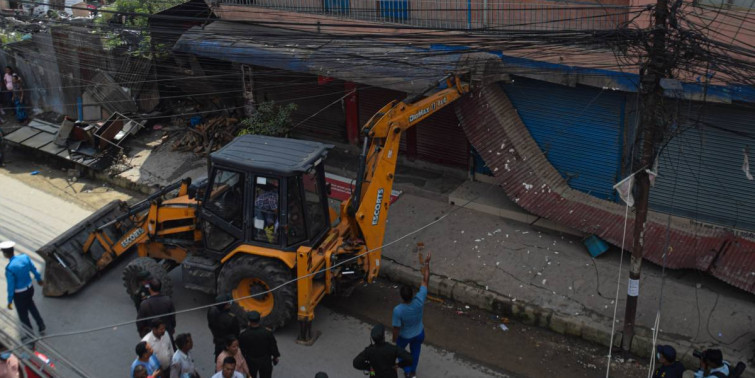 सय बढी अवैध संरचना भत्काइयो