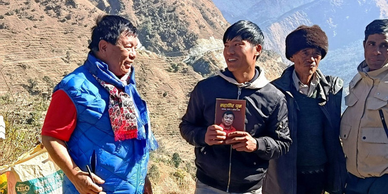 मतदाता भेट्दै, किताव बेच्दै महावीर पुन